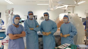 En image : une partie de l’équipe : Pr Gabrion (Chirurgien orthopédiste), Dr Lefranc (Neurochirurgien) et le Dr Bonnaire (Radiologue), accompagnés de Mathilde PONCHEL (Infirmière de bloc opératoire IBODE).